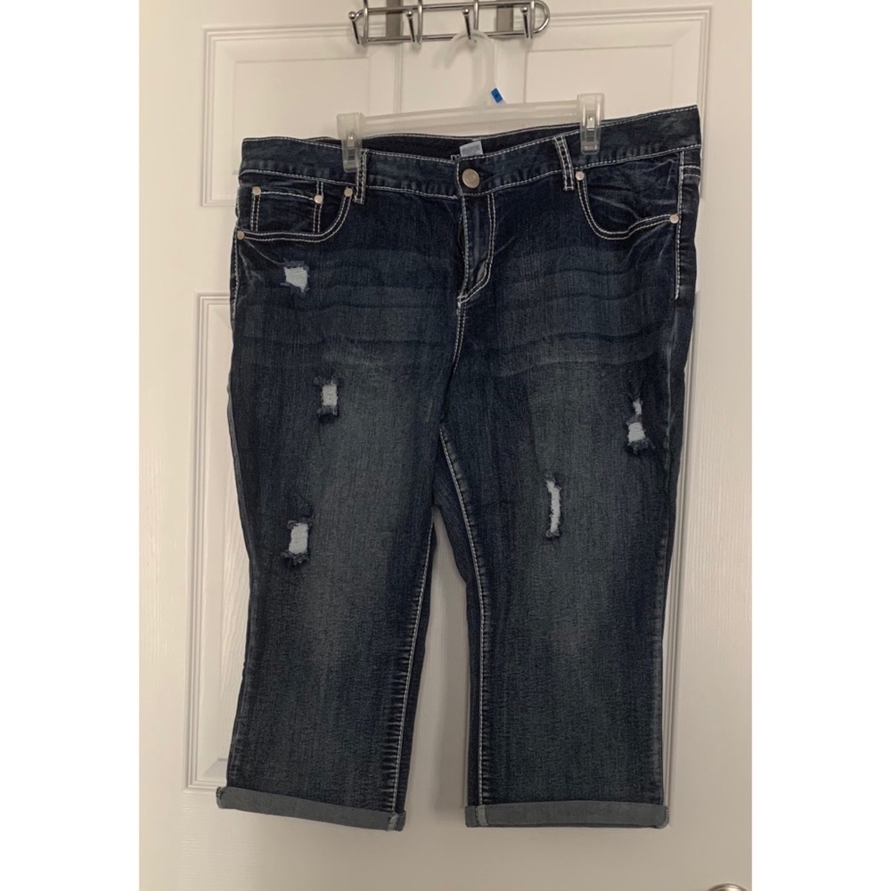 NWT!! Maurices Elle Capri. 21 inch inseam